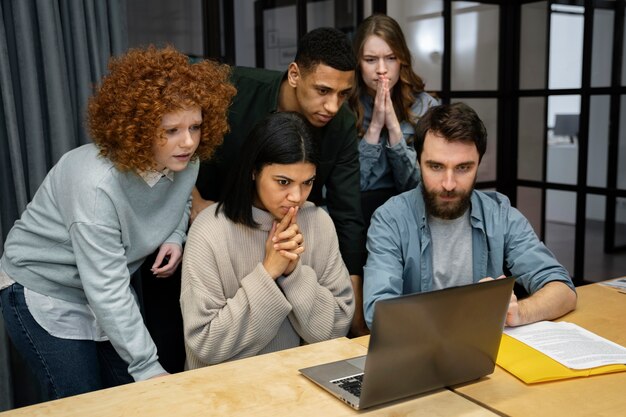 Samenwerkende mensen die samenwerken