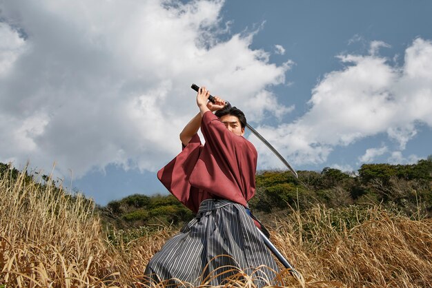 Samurai met zwaard buitenshuis