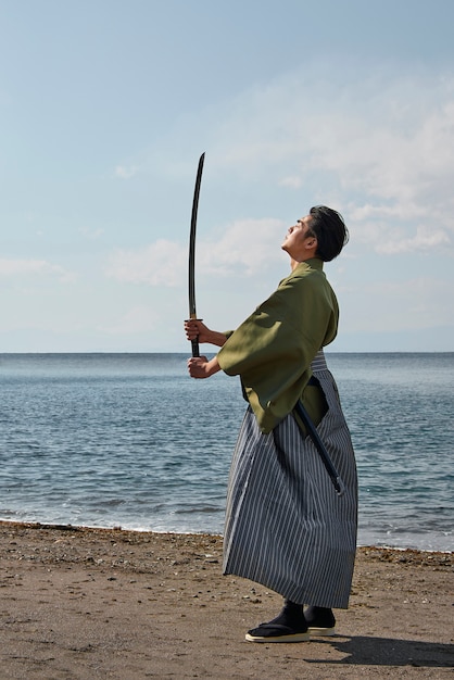 Samurai met zwaard op het strand