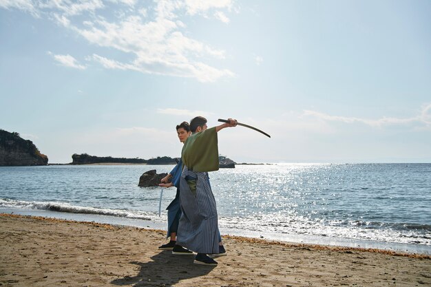 Samurai vechten met zwaarden op het strand