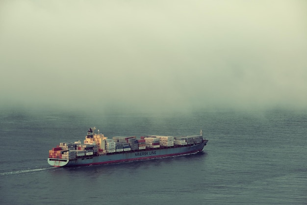 San Francisco, CA - 11 mei: Vrachtschip passeert de baai van San Francisco in mist op 11 mei 2014 in San Francisco. SF is de dichtstbevolkte grote stad in Californië en de op een na grootste in de VS.