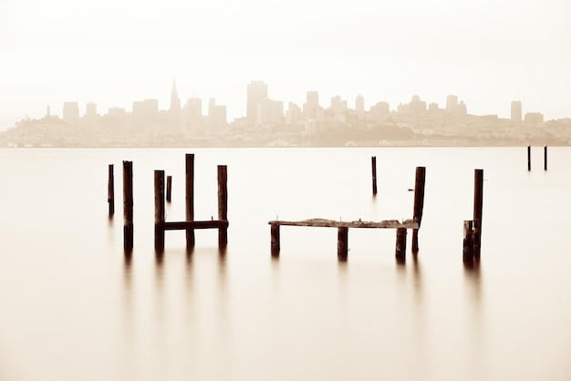 San Francisco skyline met verlaten pier