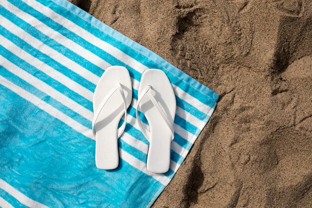 Sandalen op het strand zomermode luchtfoto