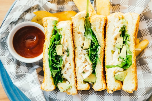 Gratis foto sandwich met avocado en kipvlees met frites