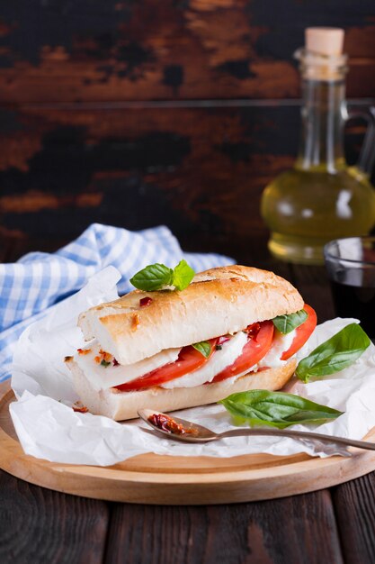 Sandwich met mozzarella en basilicum op een tafel