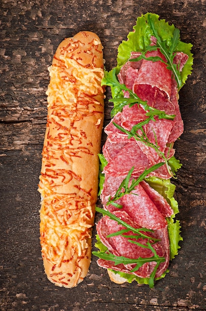 Sandwich met salami, sla, tomaat en rucola