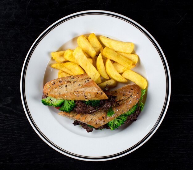 Sandwich met vlees en broccoli en zelfgemaakte aardappelen