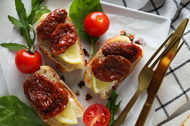 Gratis foto sandwich met zongedroogde tomaat lekker snackconcept