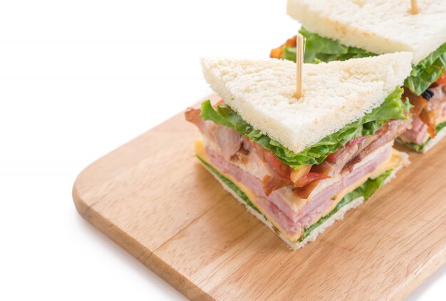 Sandwich op een witte achtergrond