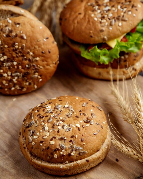 Sandwichbrood gegarneerd met zonnebloem- en lijnzaad