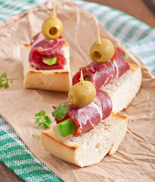 Sandwiches met haring, rode biet en ingelegde komkommer