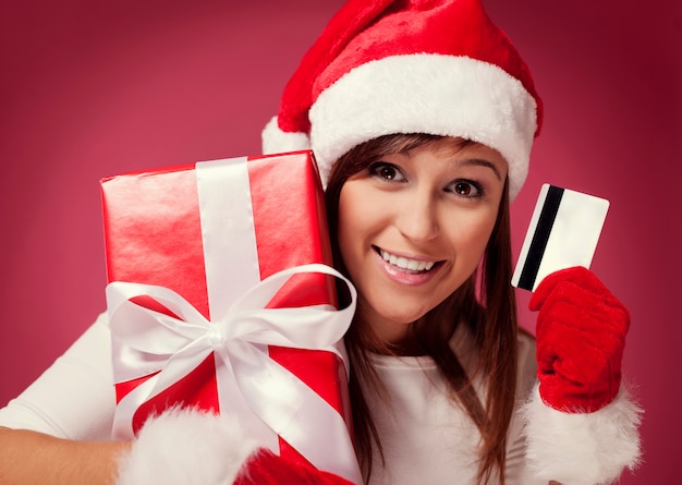 Santa vrouw met rode geschenkdoos en creditcard