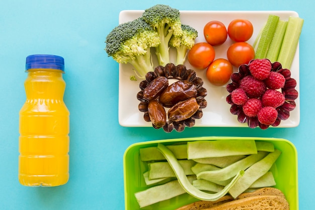 Sap dichtbij gezond voedsel en lunchbox