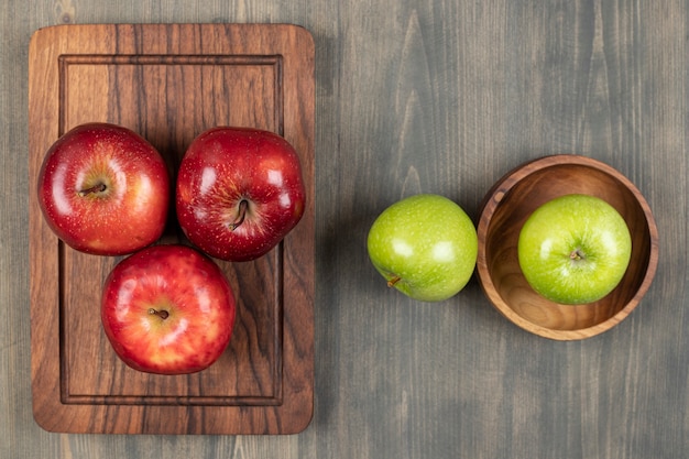 Sappige appels op een houten snijplank. hoge kwaliteit foto