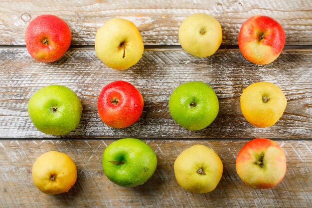 Sappige appels op lichte houten achtergrond, bovenaanzicht.