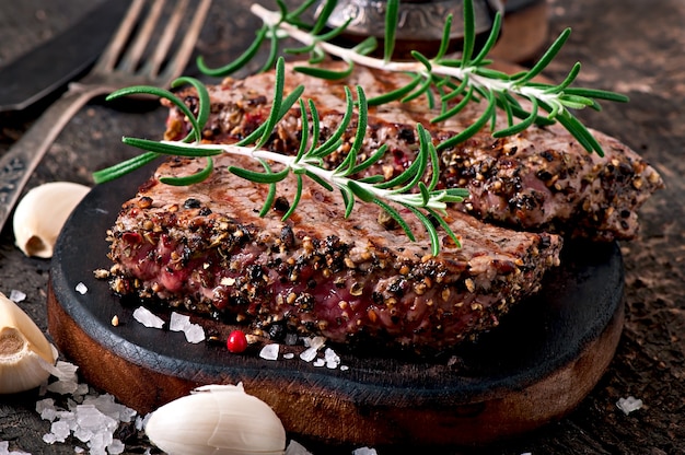 Sappige biefstuk medium zeldzaam rundvlees met kruiden