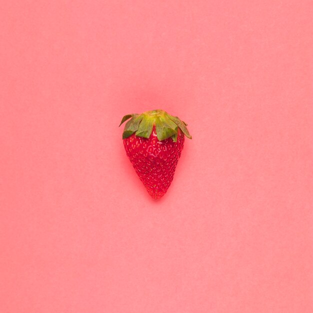 Sappige rode aardbei op roze achtergrond