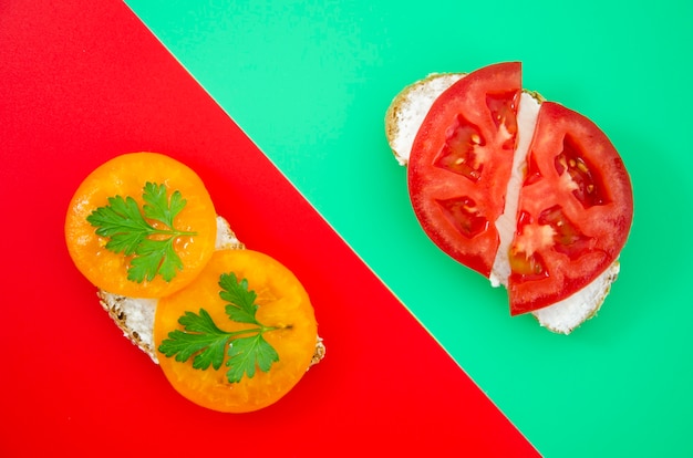 Gratis foto sappige tomaten sandwiches bovenaanzicht