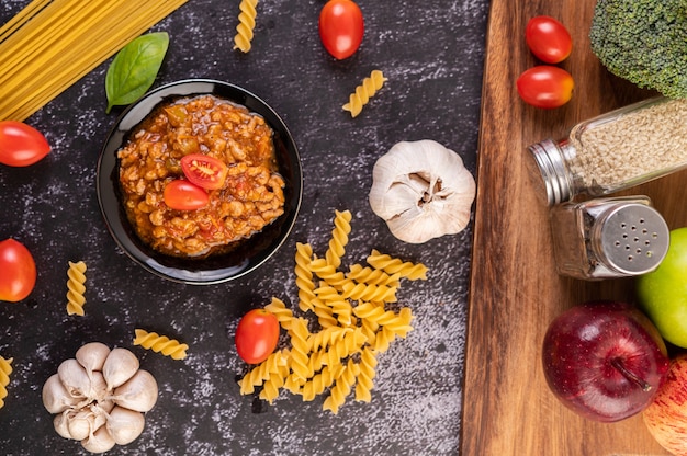 Saus voor het roerbakken van spaghetti of het roerbakken van macaroni op een zwarte plaat.