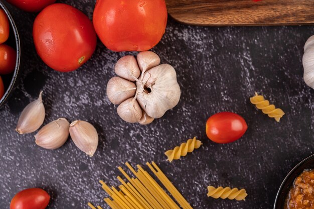 Saus voor het roerbakken van spaghetti of het roerbakken van macaroni op een zwarte plaat.