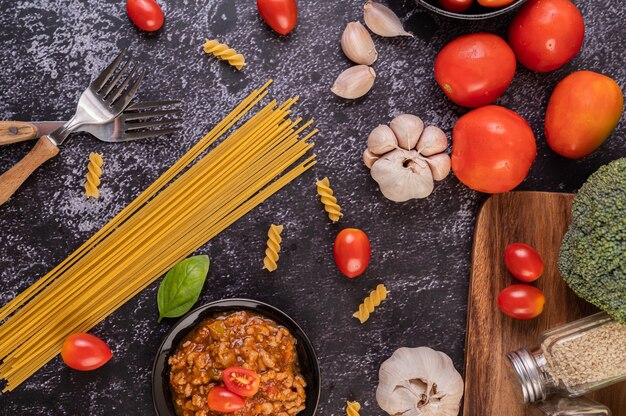 Saus voor het roerbakken van spaghetti of het roerbakken van macaroni op een zwarte plaat.