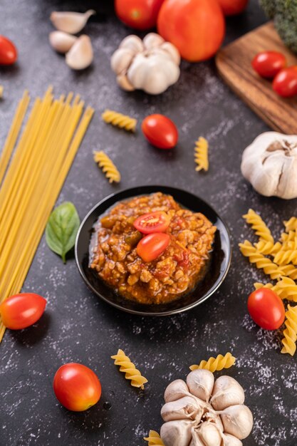 Saus voor het roerbakken van spaghetti of het roerbakken van macaroni op een zwarte plaat.