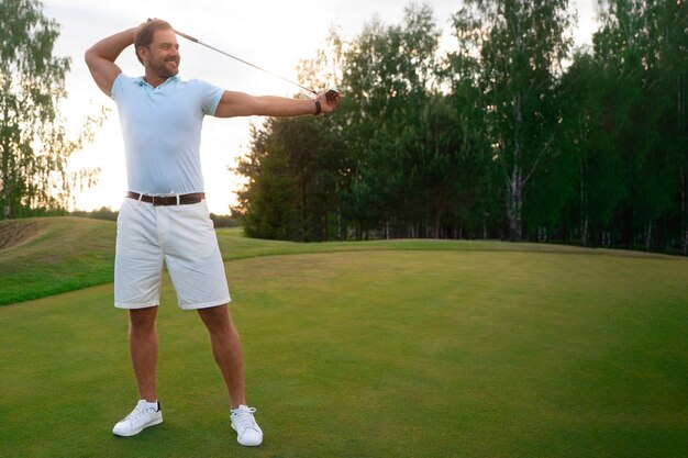 Scène met man op de golfbaan