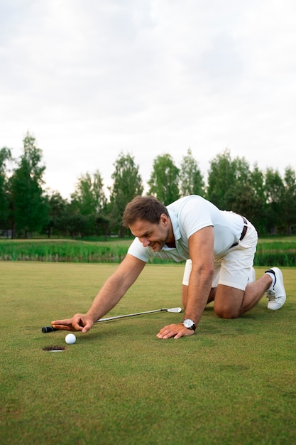 Scène met man op de golfbaan