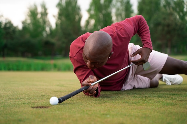 Gratis foto scène met man op de golfbaan