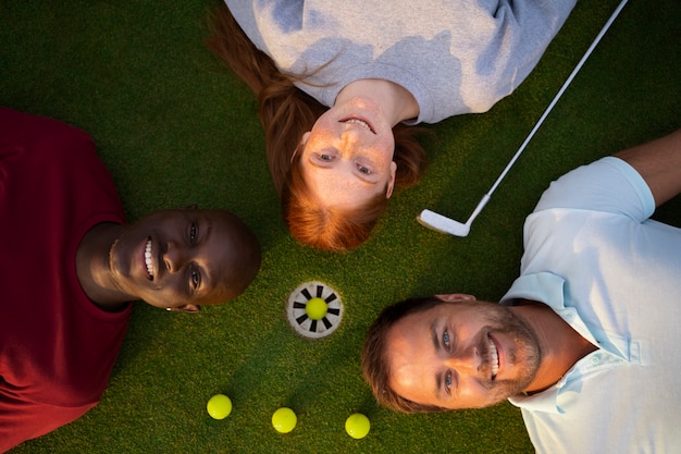 Gratis foto scène met vrienden op de golfbaan