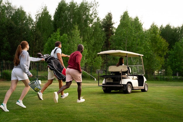 Scène met vrienden op de golfbaan