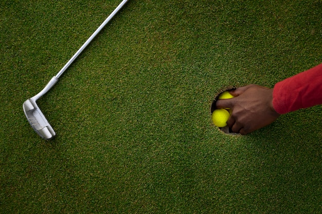 Gratis foto scène op de golfbaan met persoon