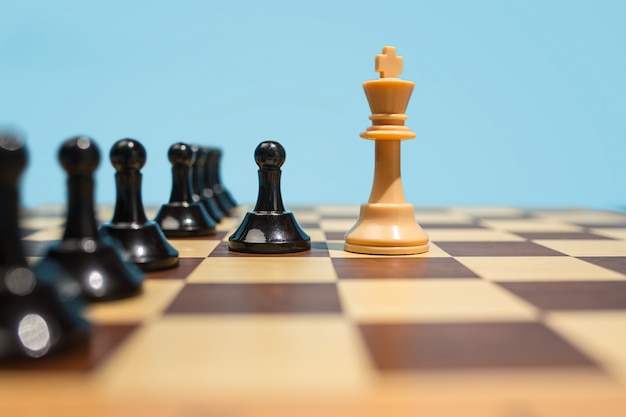 schaakbord en spelconcept van zakelijke ideeën en concurrentie.