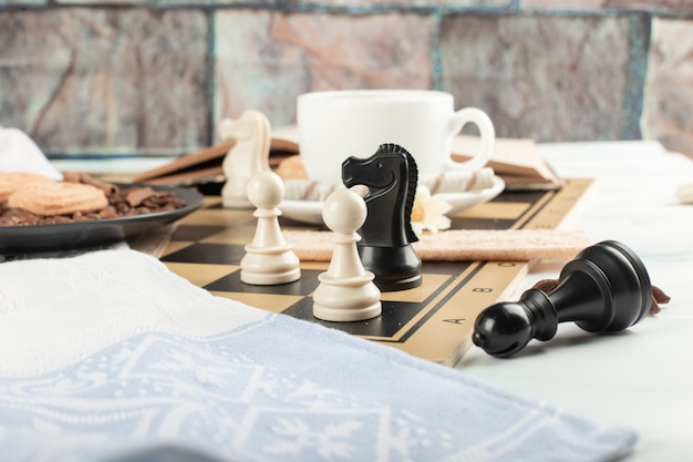 Schaakfiguren op een schaakbord