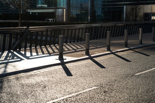 Gratis foto schaduwen gemaakt door daglicht in de stad met architectuur