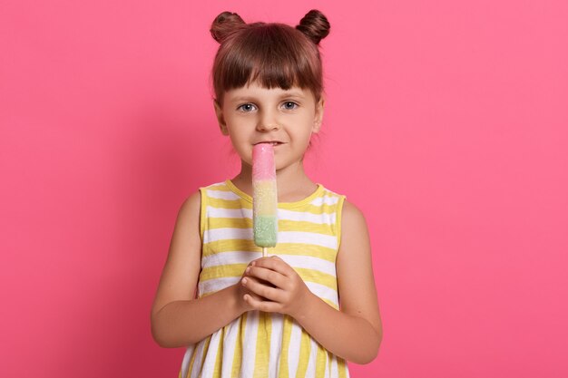 Schattig kind eet ijs en positieve emoties te uiten