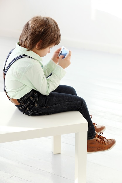 Schattig kind spelen met een smartphone