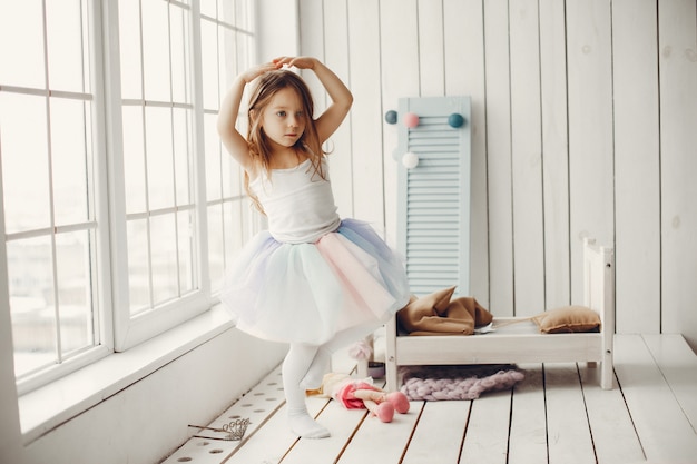 Gratis foto schattig klein meisje dansen thuis