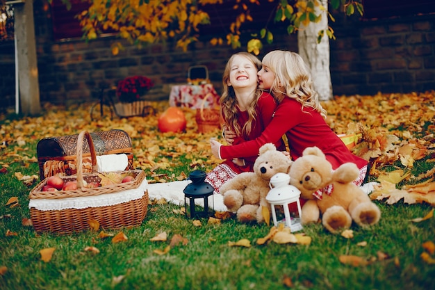 Schattig klein meisje in een herfst park