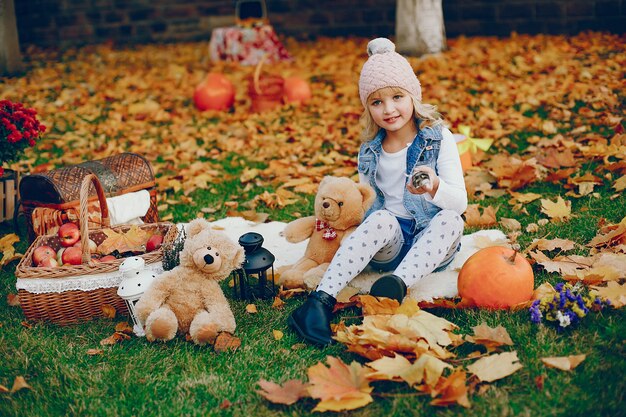 Schattig klein meisje in een herfst park