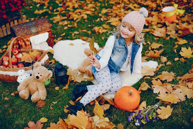 Schattig klein meisje in een herfst park