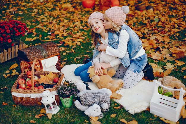 Schattig klein meisje in een herfst park