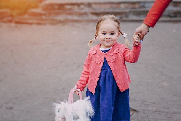 schattig klein meisje in een park