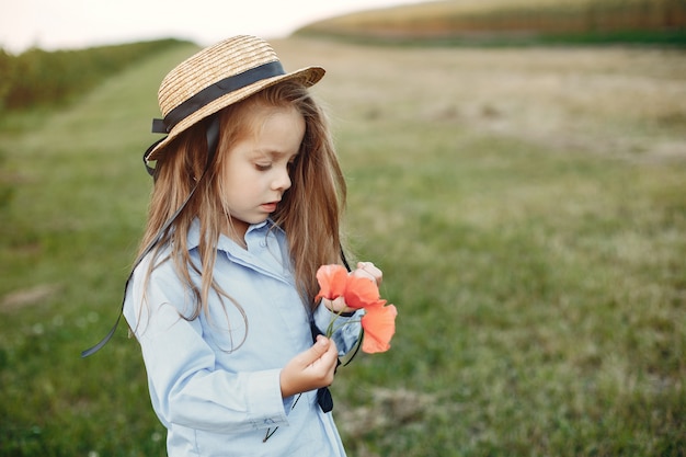 Schattig klein meisje in een zomer veld