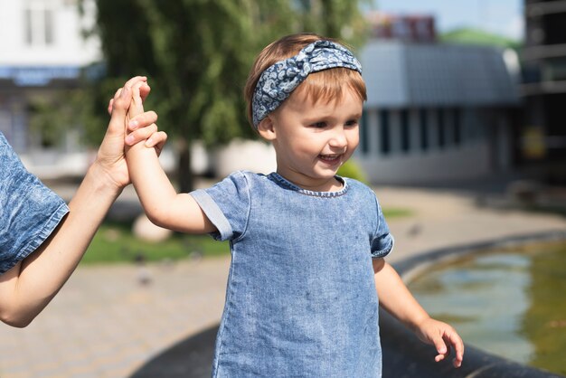 Schattig klein meisje in park met moeder