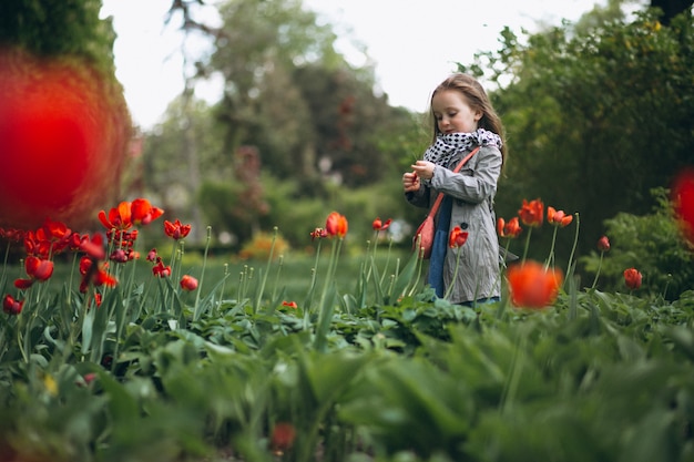 Schattig klein meisje met bloemen