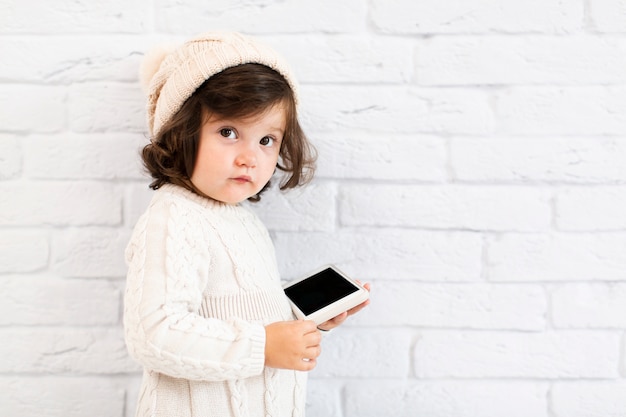 Schattig klein meisje met een telefoon