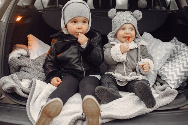 Schattig klein meisje spelen in een park met haar zus