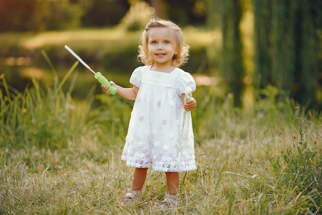 Gratis foto schattig klein meisje spelen in een park