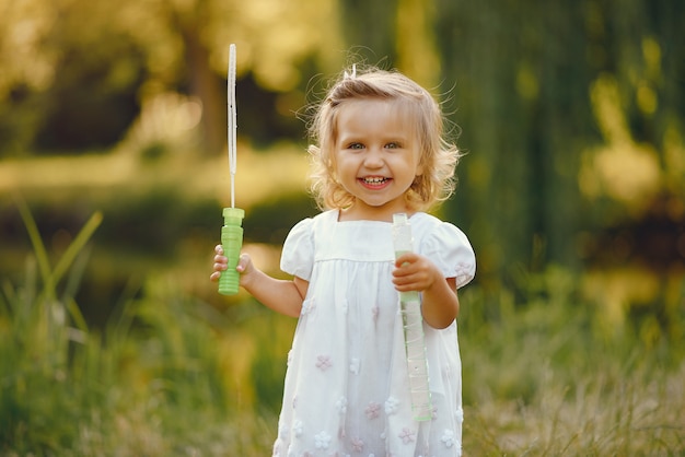 Gratis foto schattig klein meisje spelen in een park